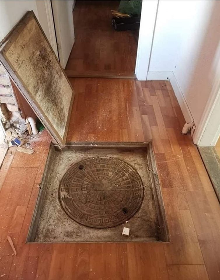Розширили житлову площу: на Молдаванці двірський каналізаційний люк опинився у квартирі.