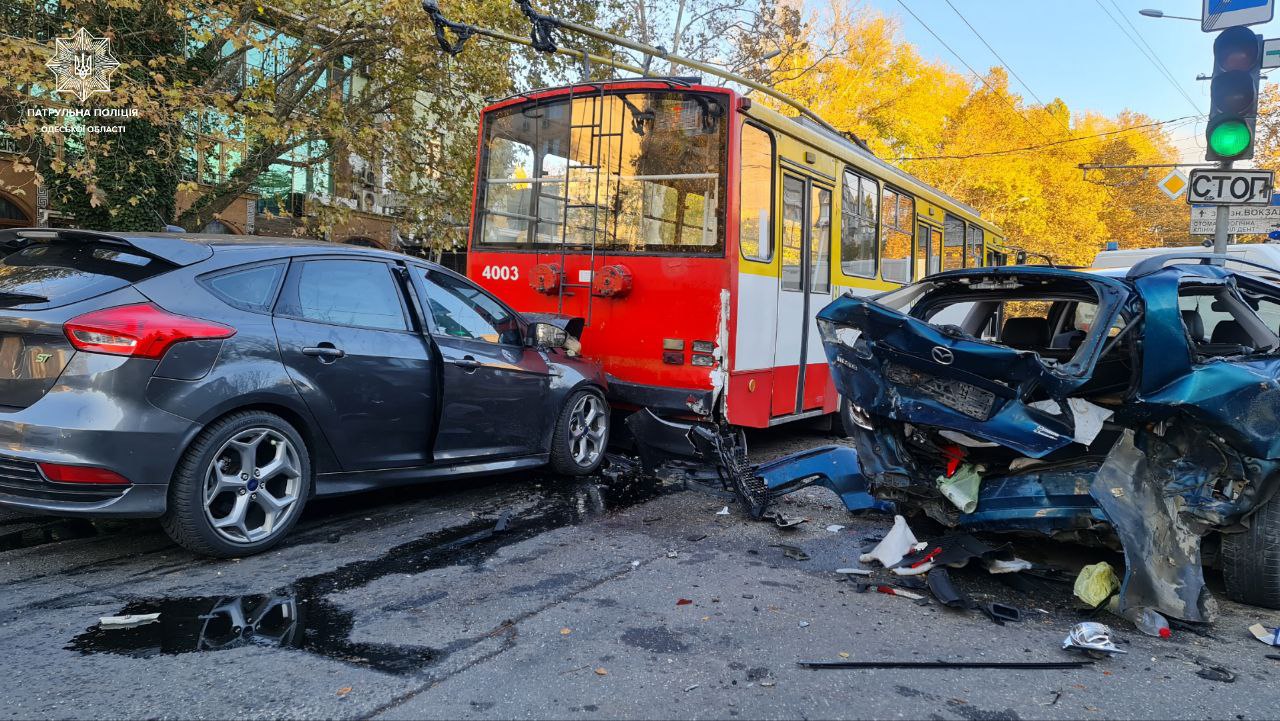 На Академика Королева два авто столкнулись с троллейбусом (фото) - Одесса  Vgorode.ua