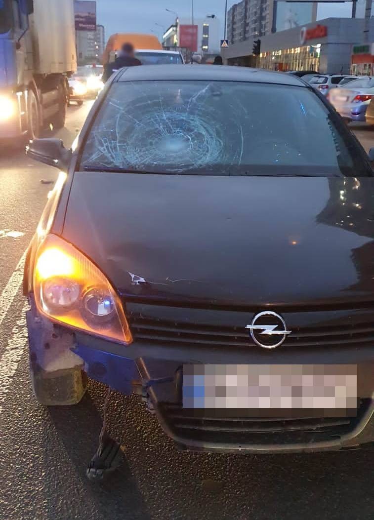 В Одессе прямо на "зебре" сбили женщину с ребенком.