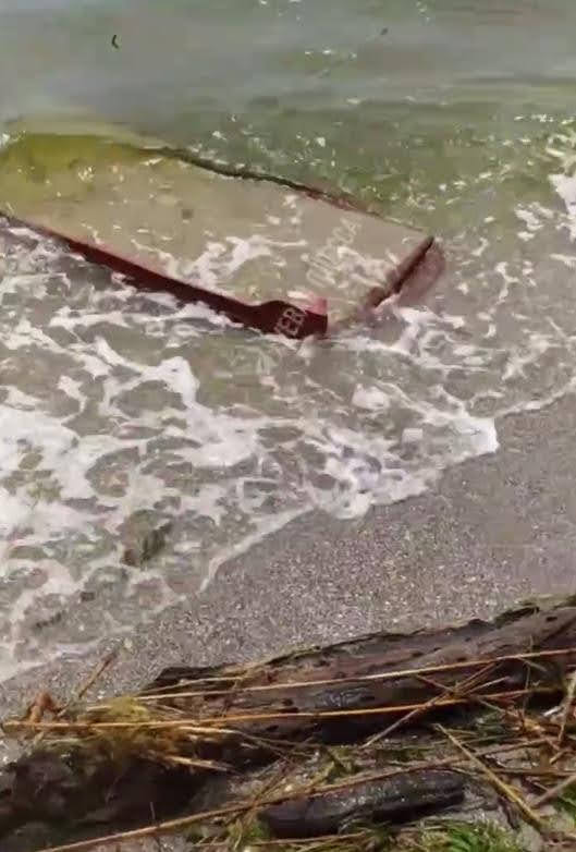 На морі в Одесі та області помітили частини будинків та дахів із Херсонської області.