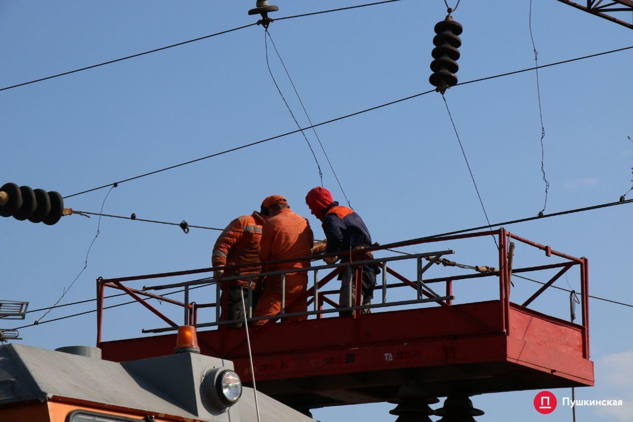 В Одессе поезд сошел с рельс и загорелся: подробности ЧП фото