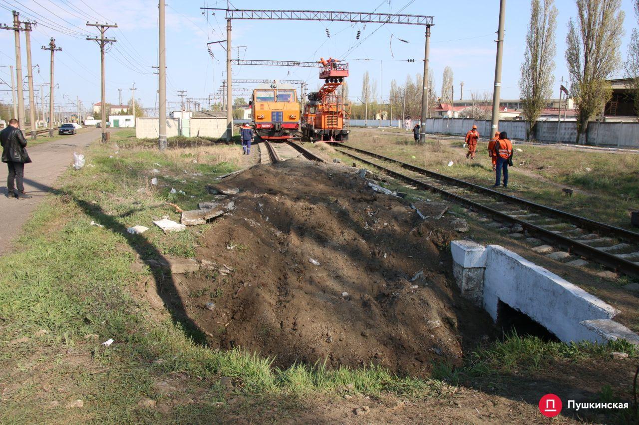 В Одессе поезд сошел с рельс и загорелся: подробности ЧП фото