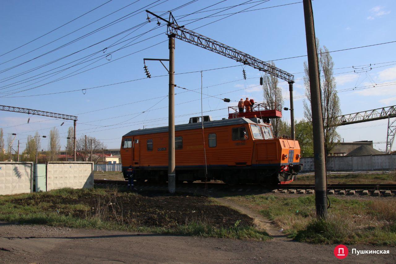 Поезд сошел с рельс фото