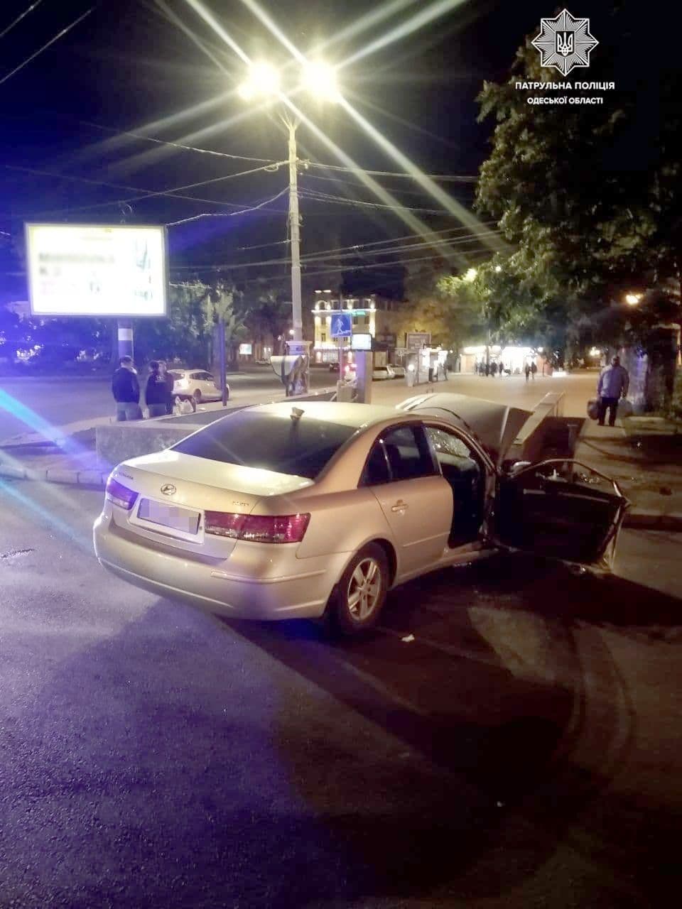 На Привокзальной площади авто влетело в ограждение. Фото пресс-службы полиции