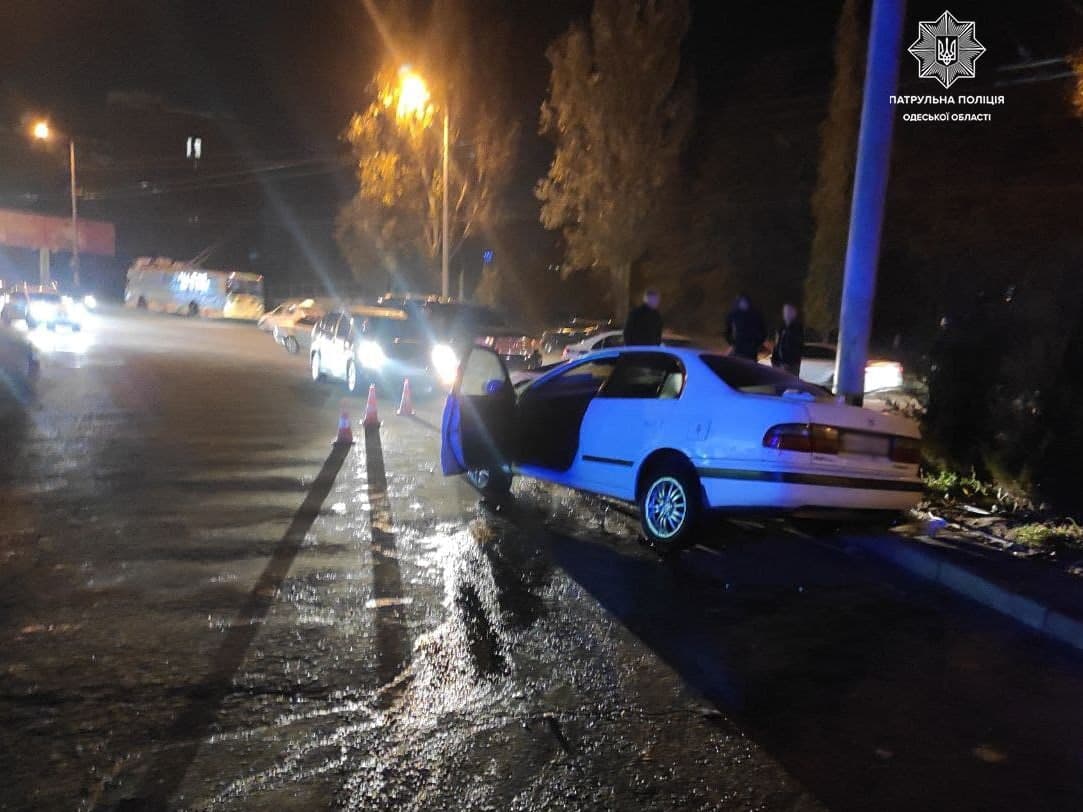 Ночью 28 октября на улице Грушевского автомобиль влетел в столб. Фото пресс-службы Патрульной полиции Одесской области