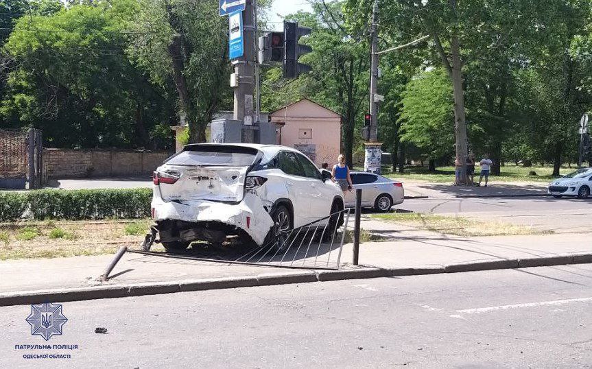 На 4 станції Фонтану в Одесі зіткнулися три автомобілі.