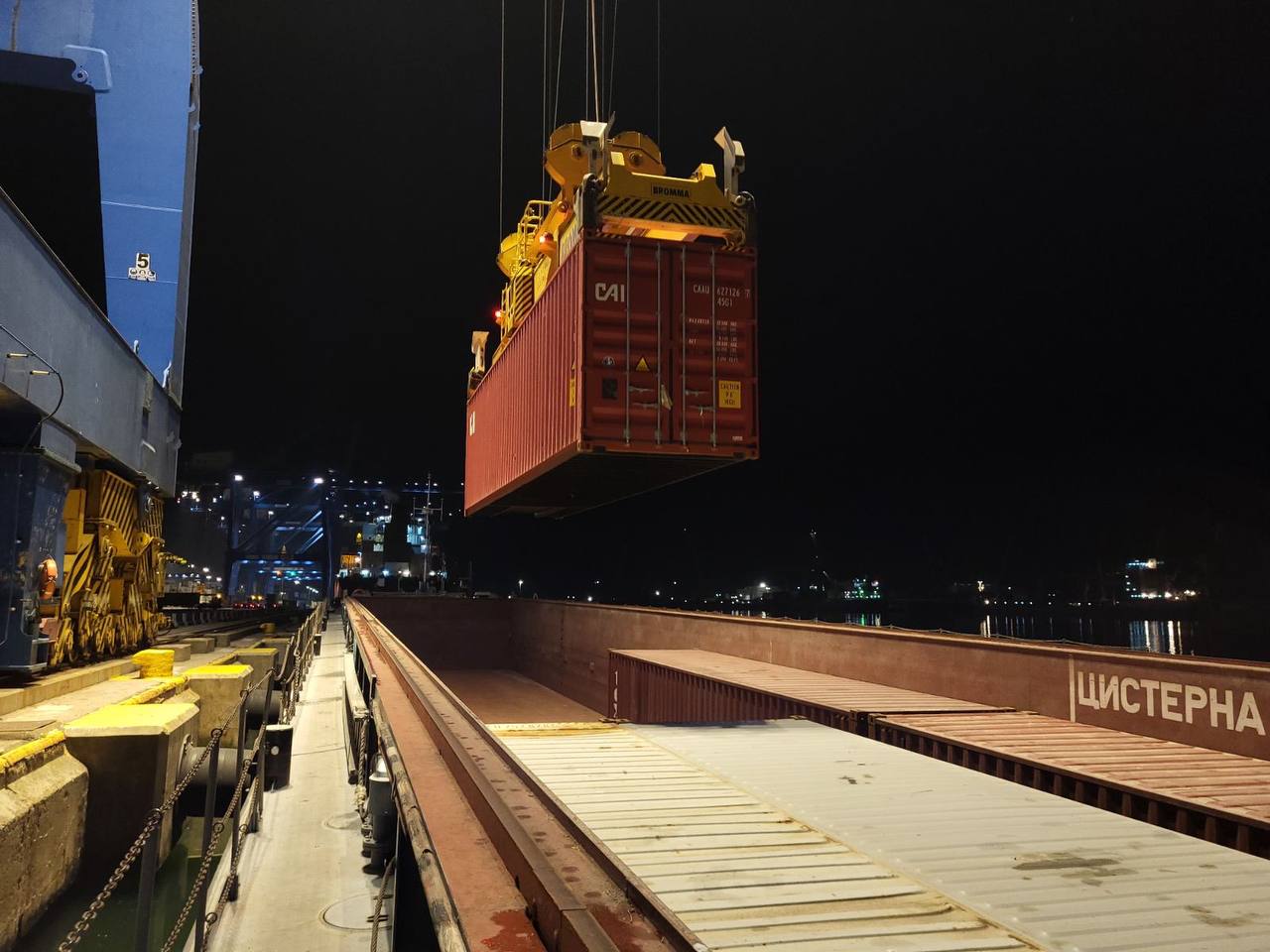 В Одесскую область по реке доставят контейнерный караван из-за границы.