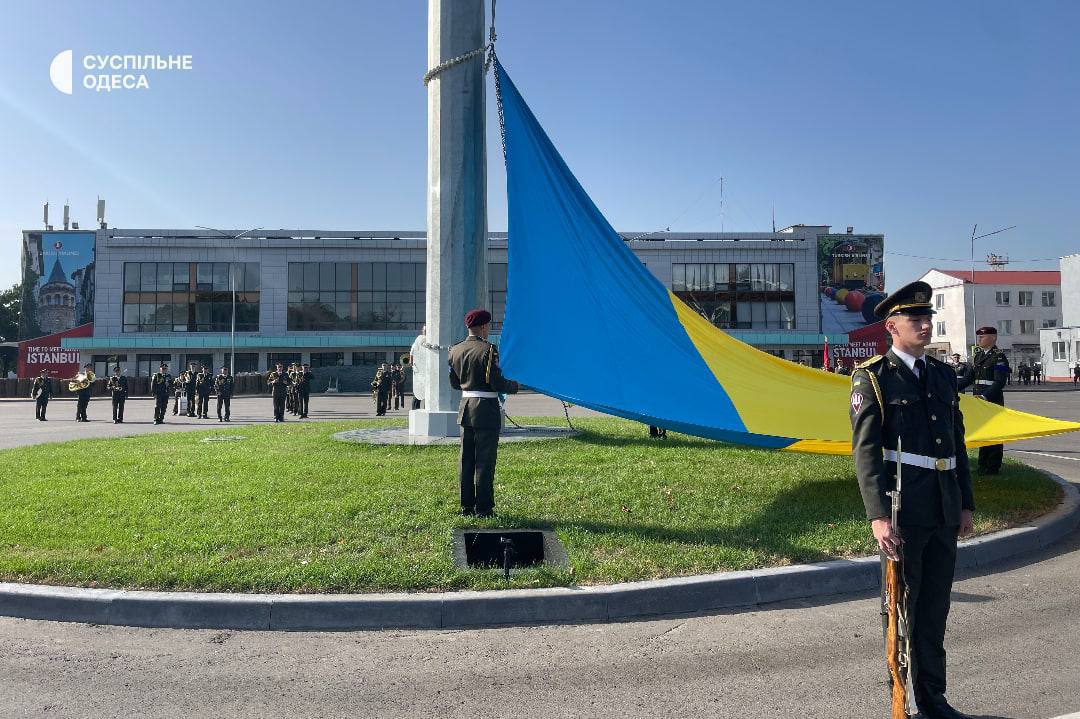 На Воронцовском маяке в Одессе развернули огромный флаг Украины.