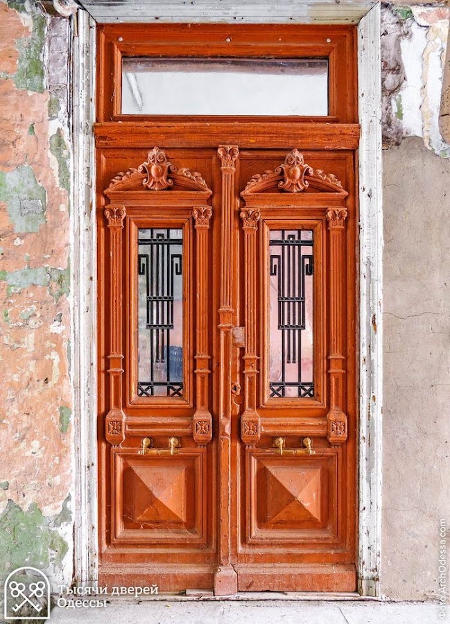 Одесситы отказались от бесплатной реставрации старинных дверей.