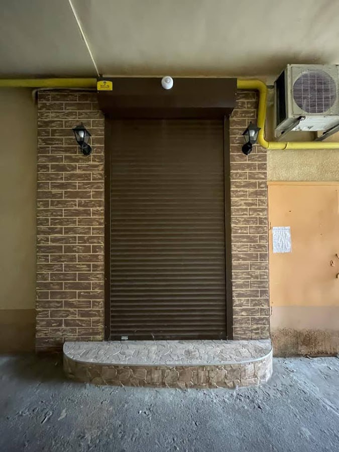 Одесситы отказались от бесплатной реставрации старинных дверей  и поставили вот это.