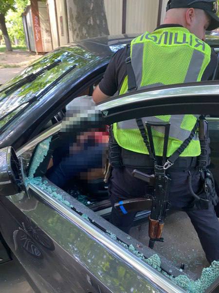 На Академика Глушко прямо в машине застрелили мужчину: еще два человека ранены.