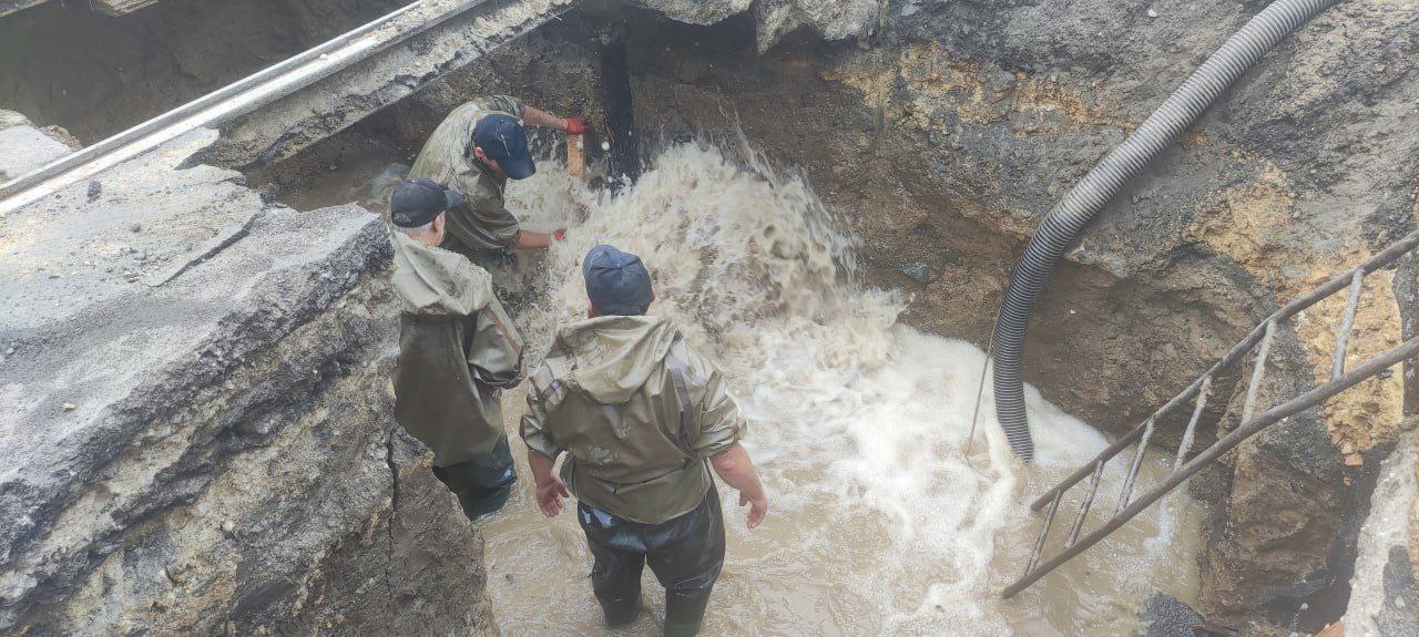 Нет денег на ремонт из-за долгов: в Инфоксводоканале рассказали об аварии на Толбухина.