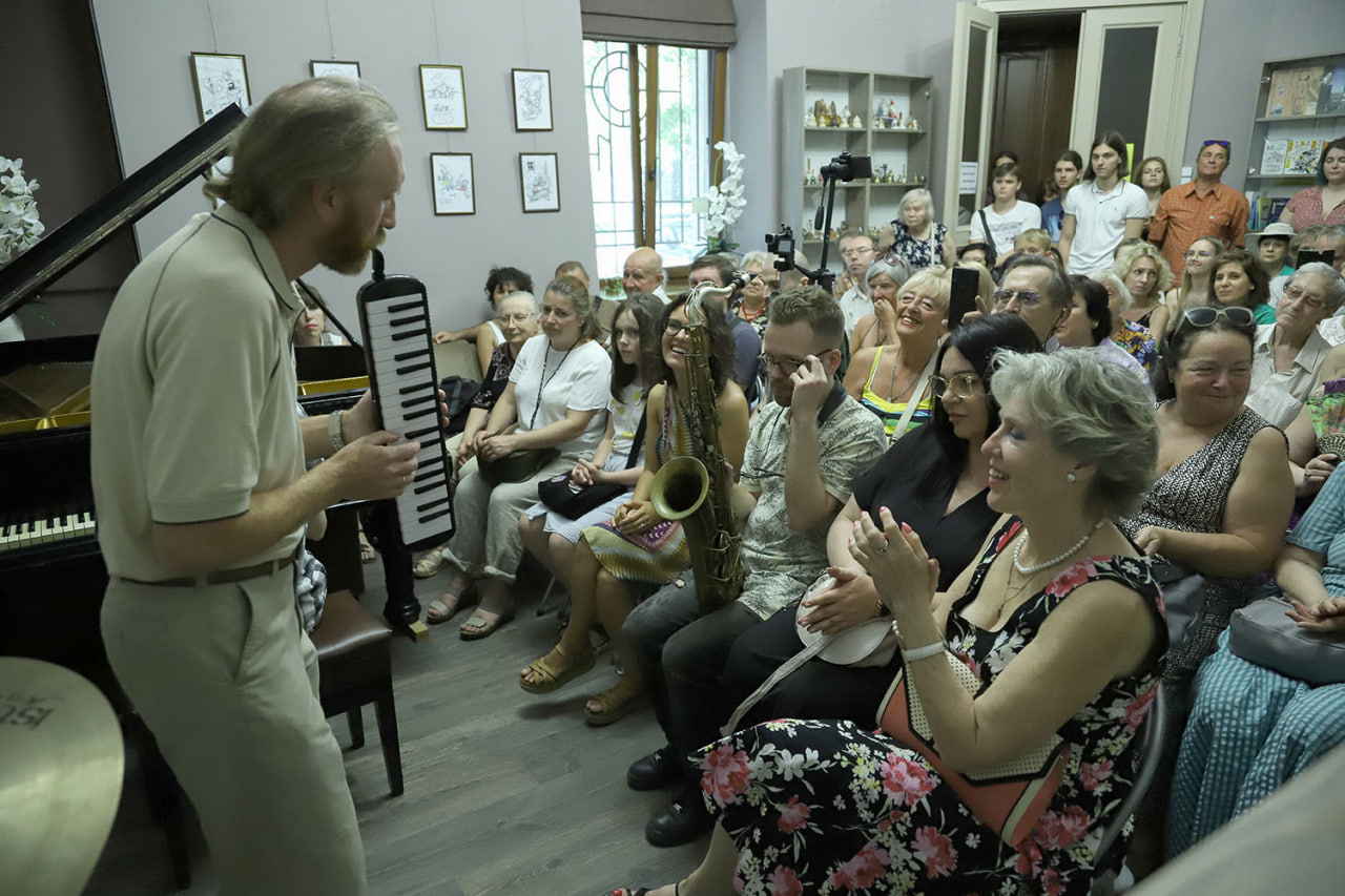 Благотоврительный концерт группы миннезингеров "Дуэт на Маразлиевской с участниками".