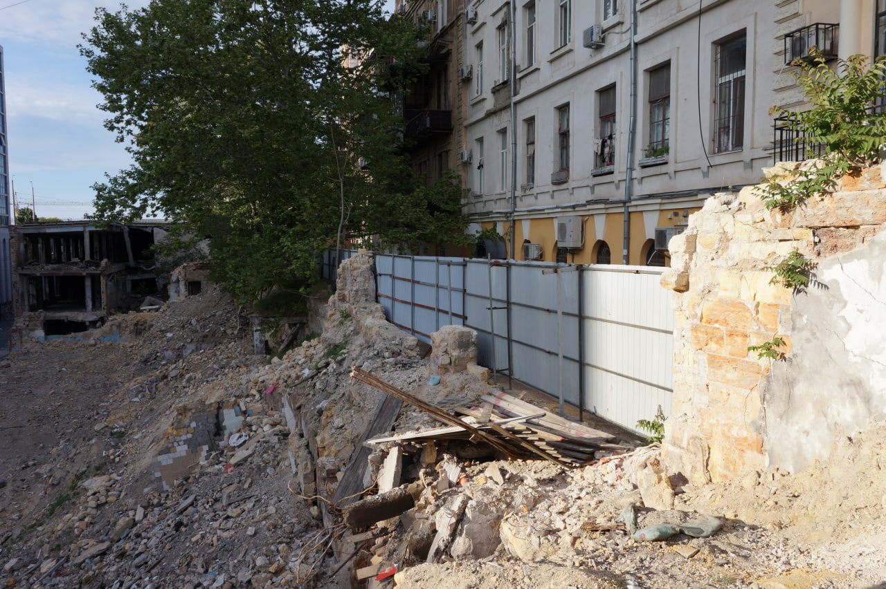 Деволанівський узвіз у 2024 році. Руїни.