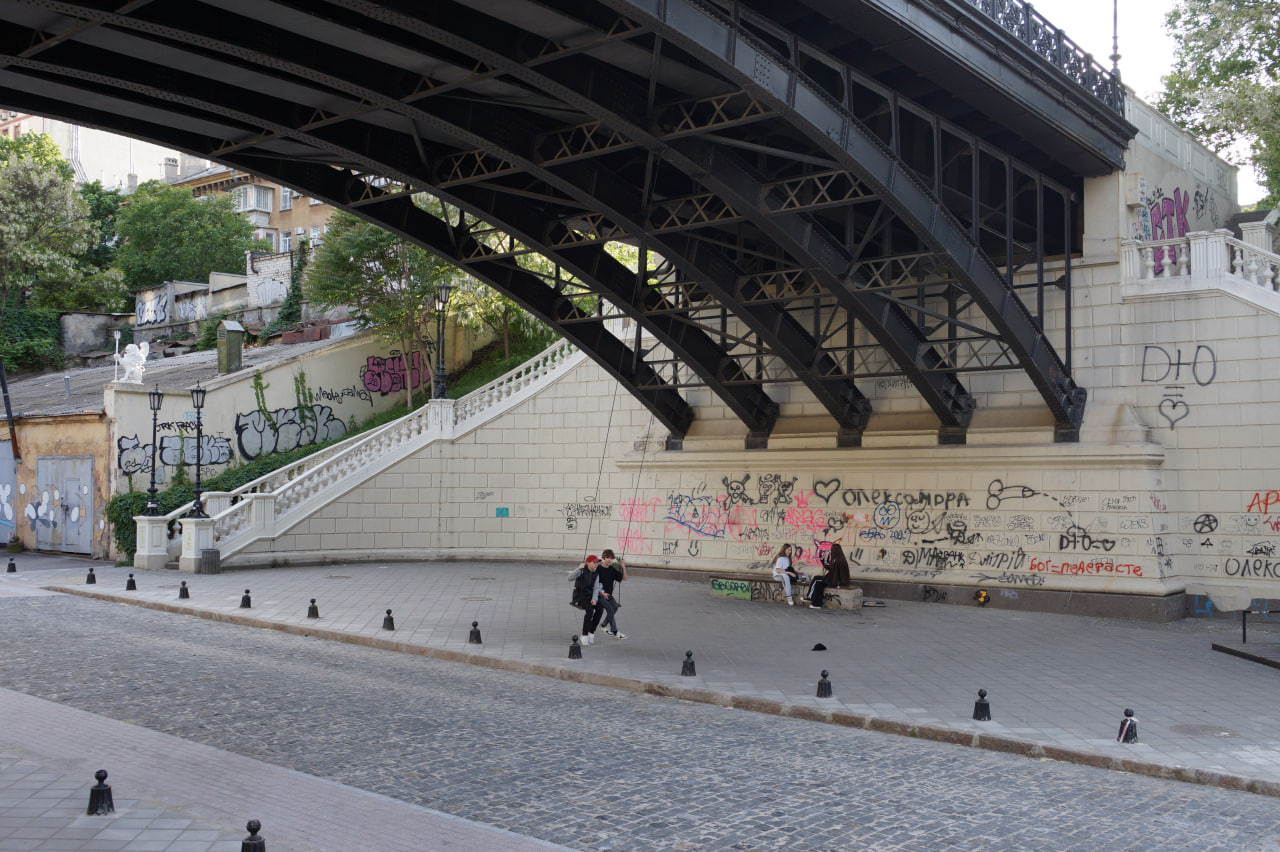 Гойдалка для підлітків на Деволанівському узвозі.