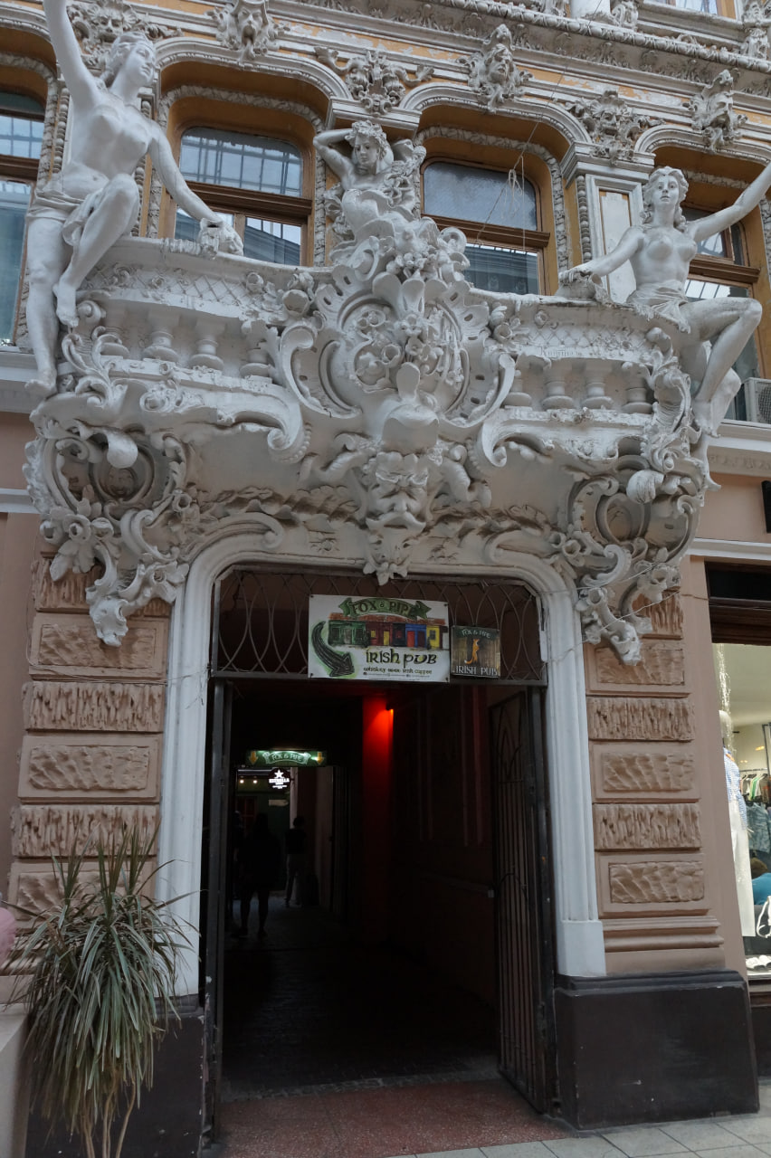 Проход на самую узкую улочку в Одессе.