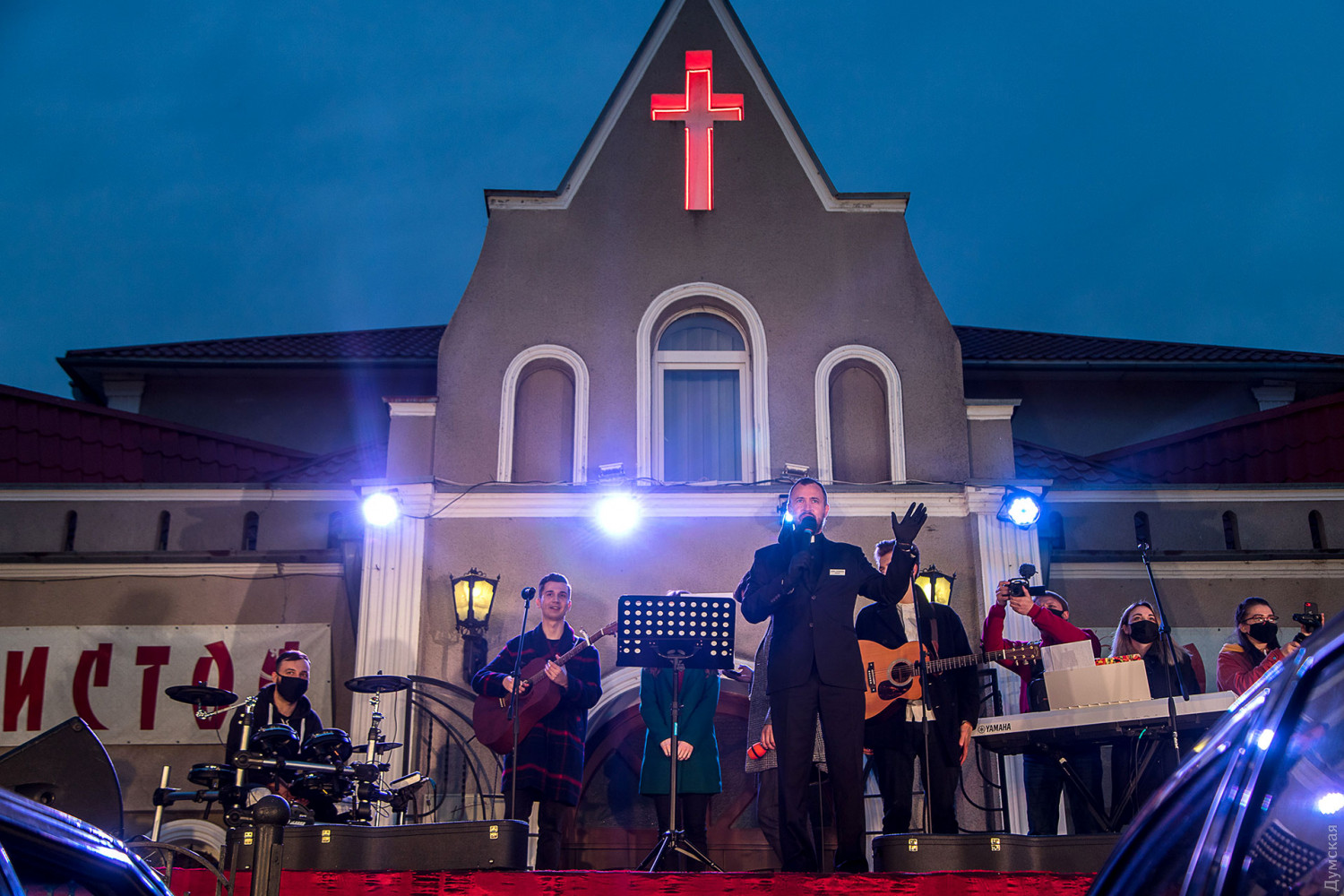 В сквере Гамова устроили массовую молитву, не выходя из авто. Фото: Думская