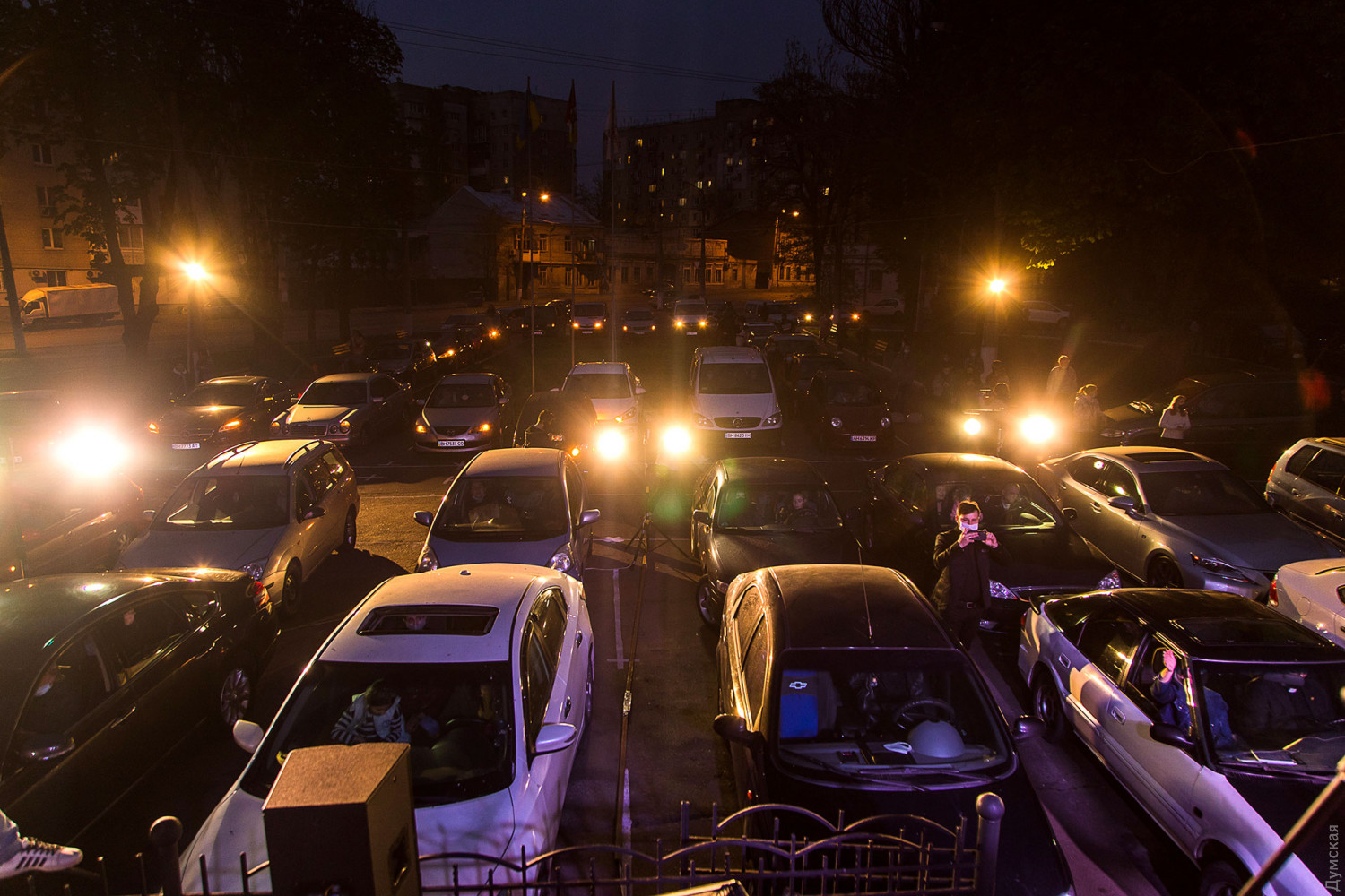 В сквере Гамова устроили массовую молитву, не выходя из авто. Фото: Думская