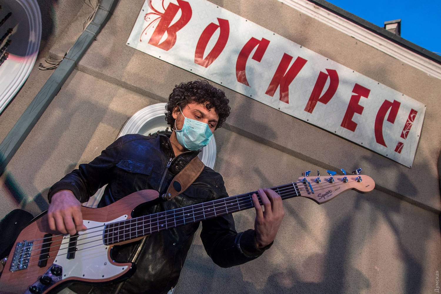 В сквере Гамова устроили массовую молитву, не выходя из авто. Фото: Думская