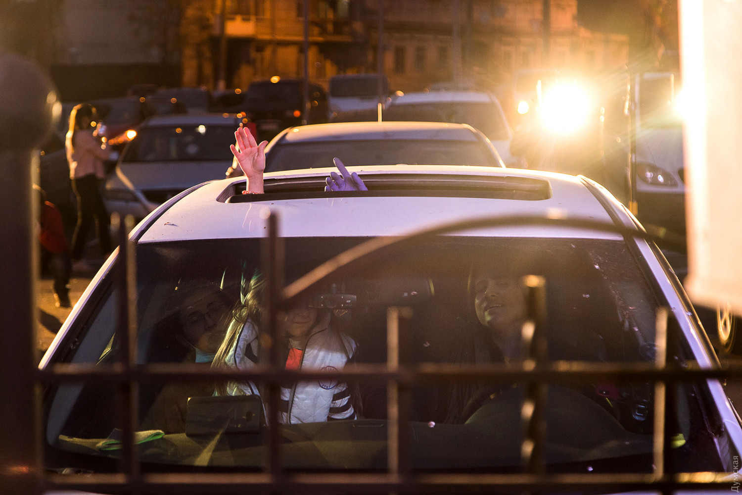 В сквере Гамова устроили массовую молитву, не выходя из авто. Фото: Думская