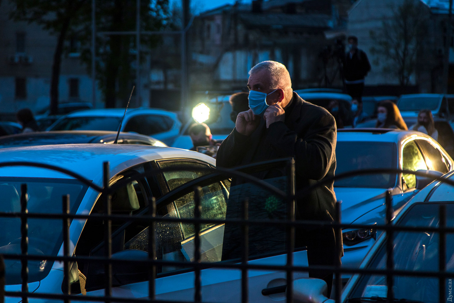 В сквере Гамова устроили массовую молитву, не выходя из авто. Фото: Думская