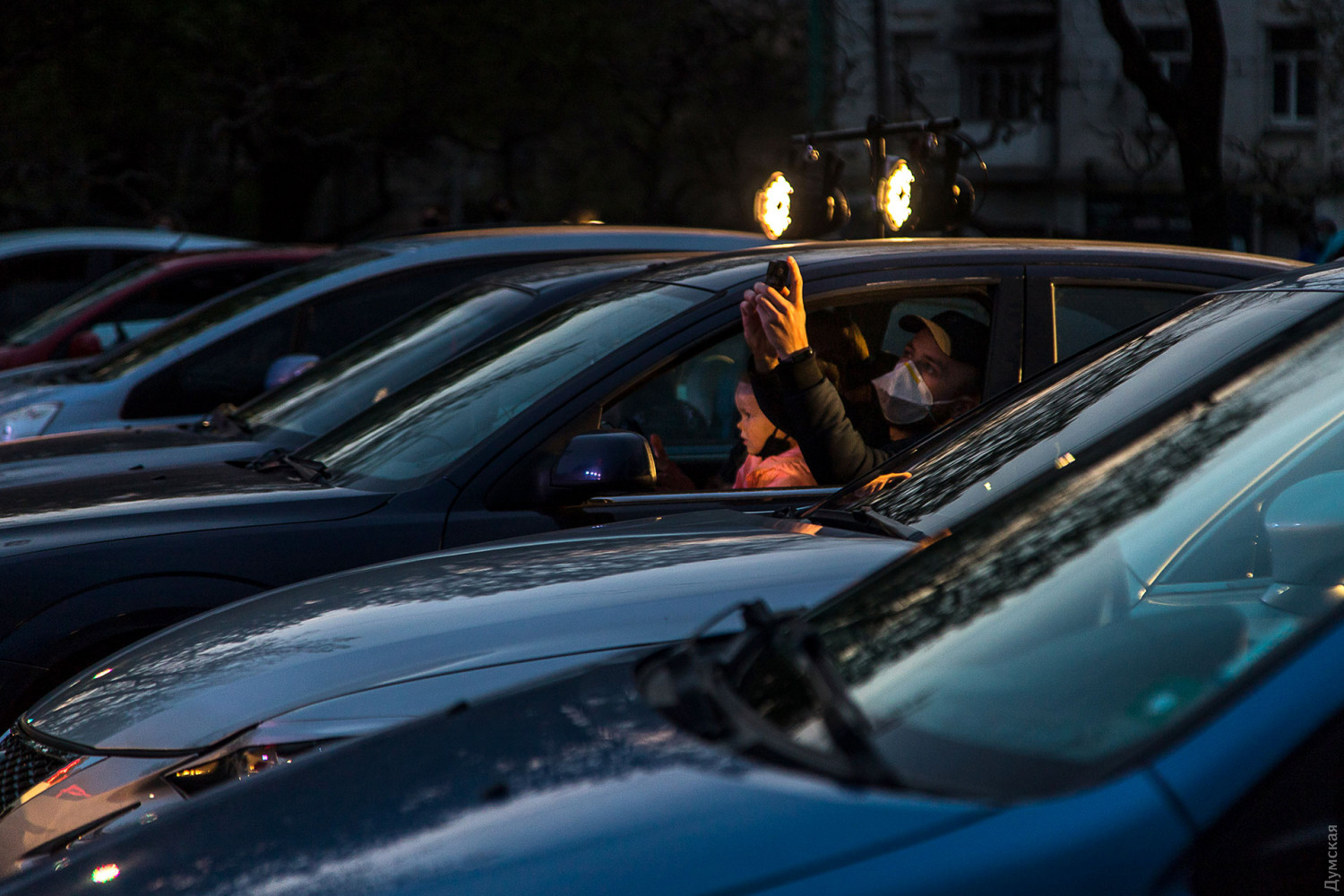 В сквере Гамова устроили массовую молитву, не выходя из авто. Фото: Думская