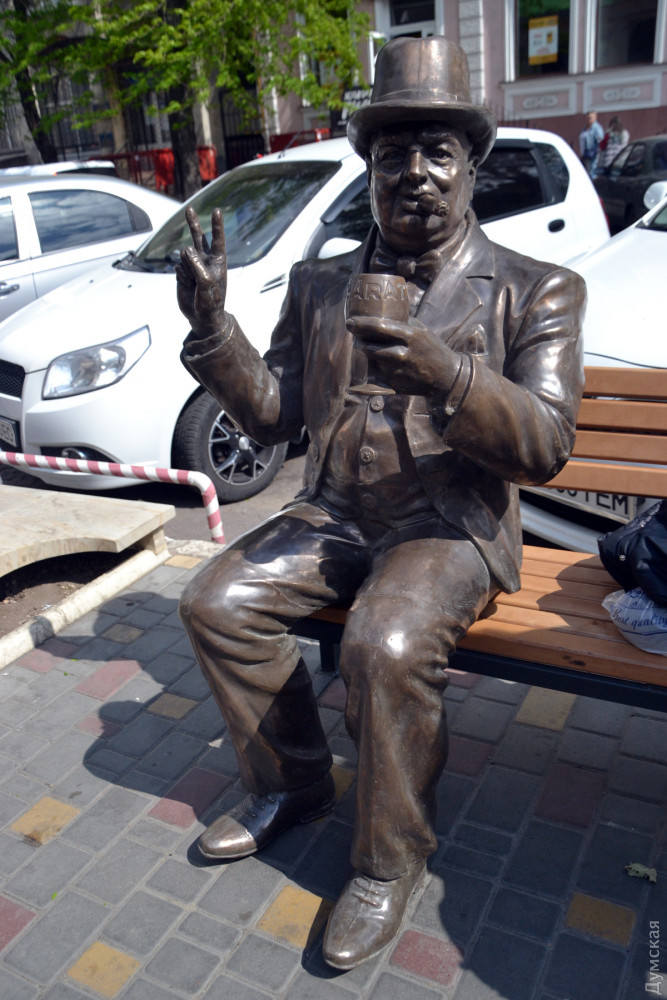 У Нового рынка появились скульптуры известных личностей. Фото: Думская