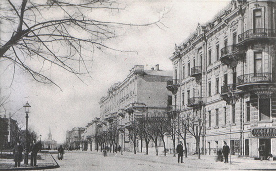 Улица Дворянская в конце XIX века. На заднем фоне видно Кирху..