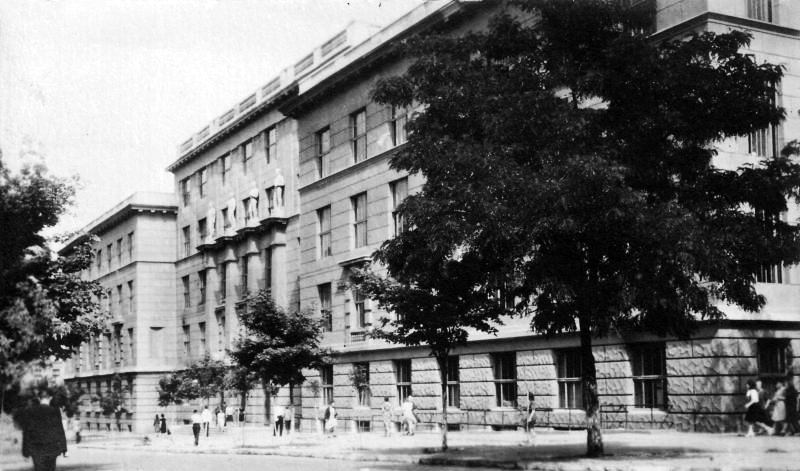 Одесса. Консервный институт. Фотооткрытка. Конец 1940-х годы.