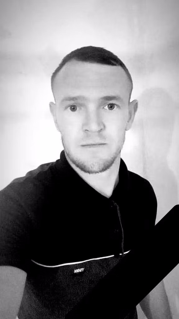 У лікарні від тяжких поранень помер воїн із Одеської області Денис Рошков.