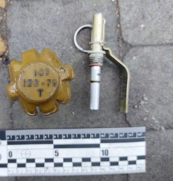 В Дюковском парке мужчина продал гранату.