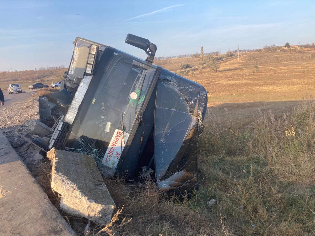 На трасі Одеса-Рені перекинувся рейсовий автобус: є постраждалі.