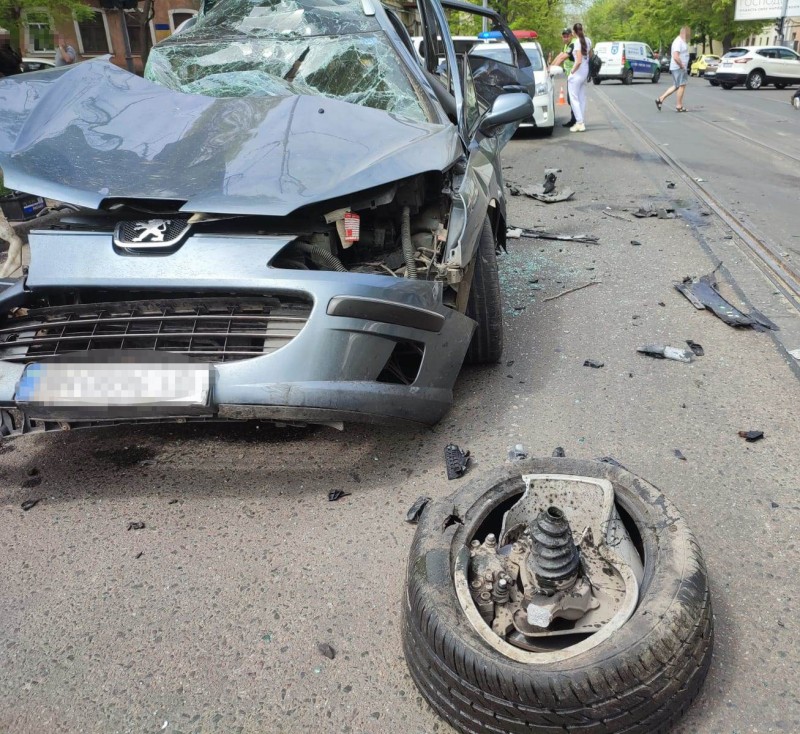 Серьезное ДТП на Колонтаевской: пострадали три человека.