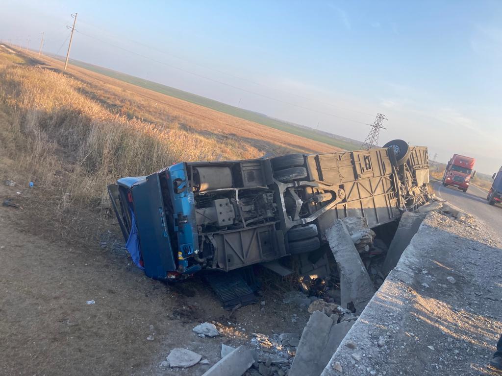 На трасі Одеса-Рені перекинувся рейсовий автобус: є постраждалі.