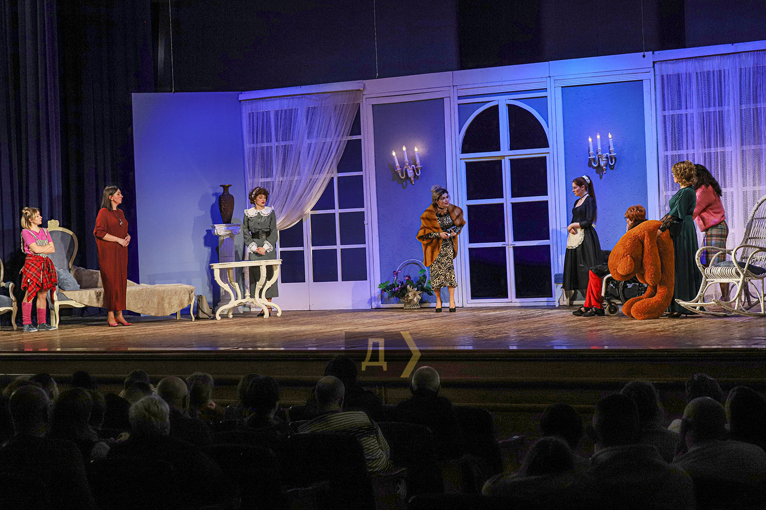 Спектакль "Восемь любящих женщин".