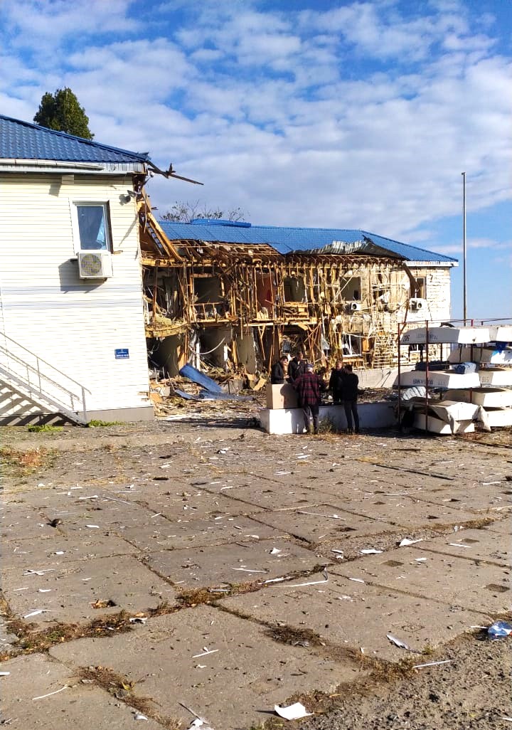 Экологи оценили вред от попадания обломков российского дрона в одесский яхт-клуб.