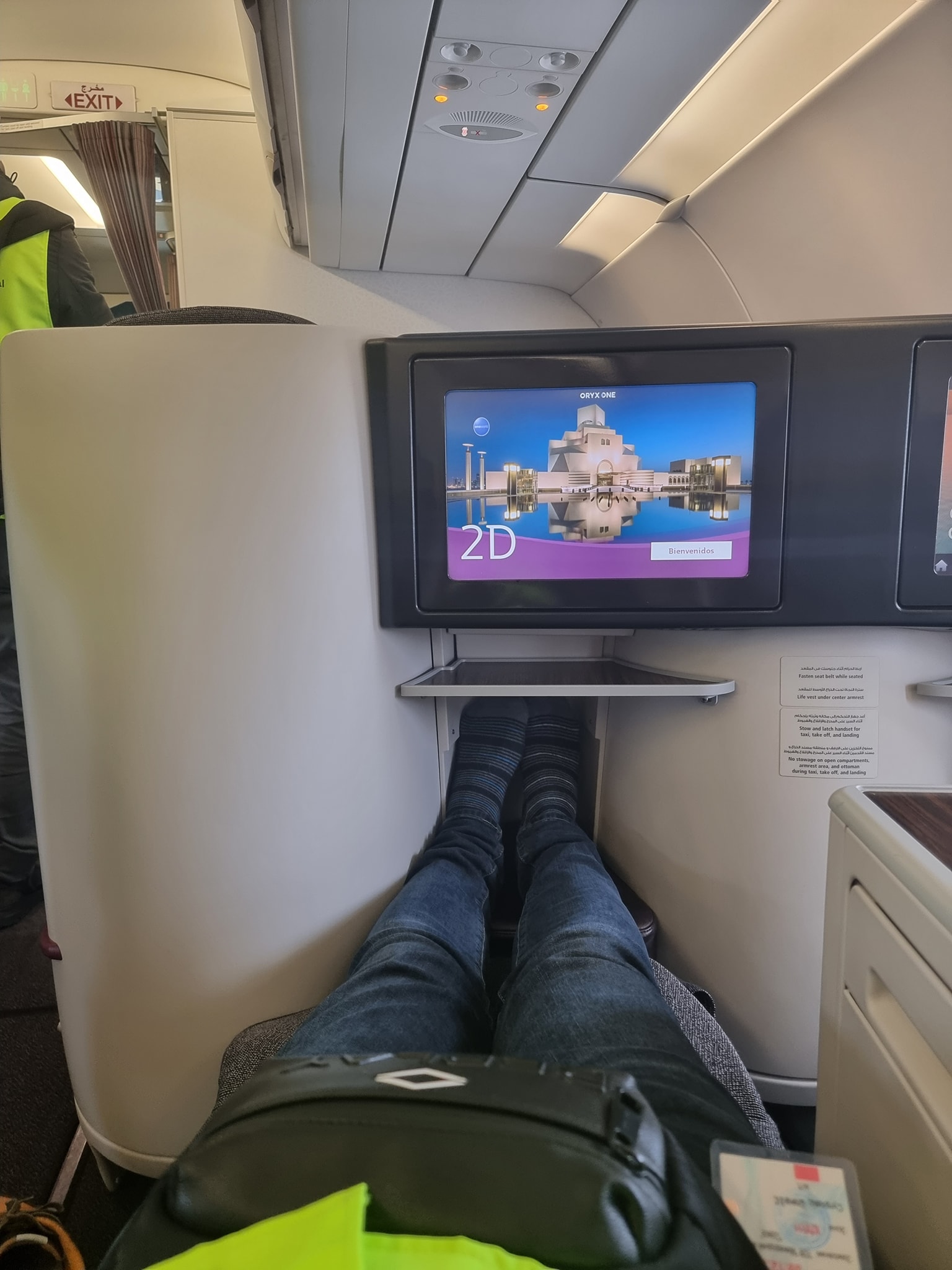 Кресла в самолетах Airbus A320 Qatar Airways оснащены экранами развлекательной системы.