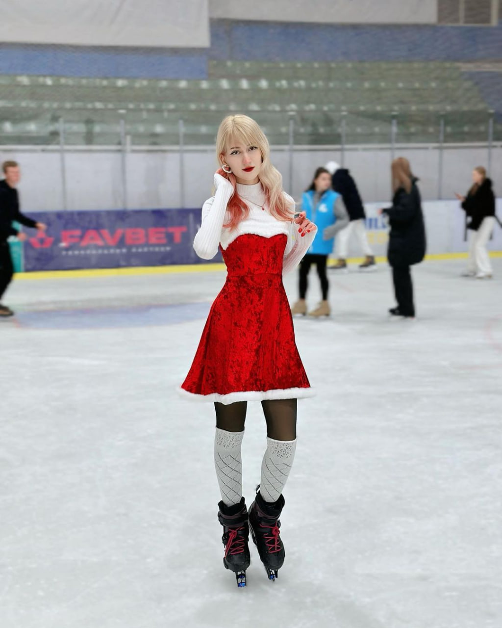 Крита ковзанка біля Палацу спорту в Одесі.