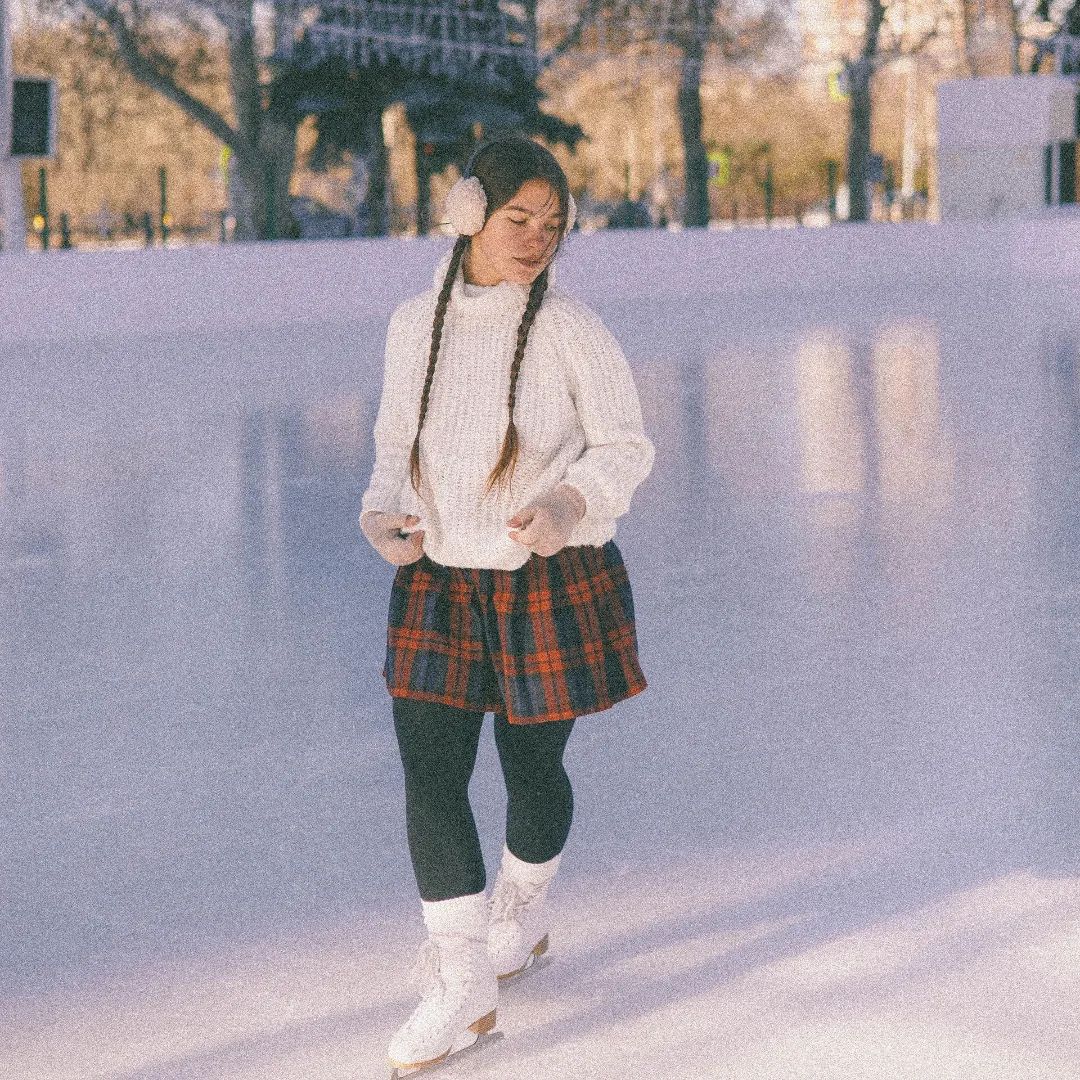 Відкрита ковзанка біля Палацу спорту в Одесі.