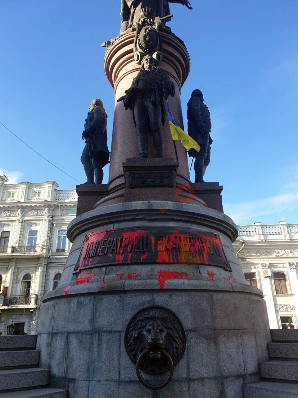 Не успели отмыть: памятник Екатерине || в Одессе снова облили краской. || Фото: t.me/xydessa