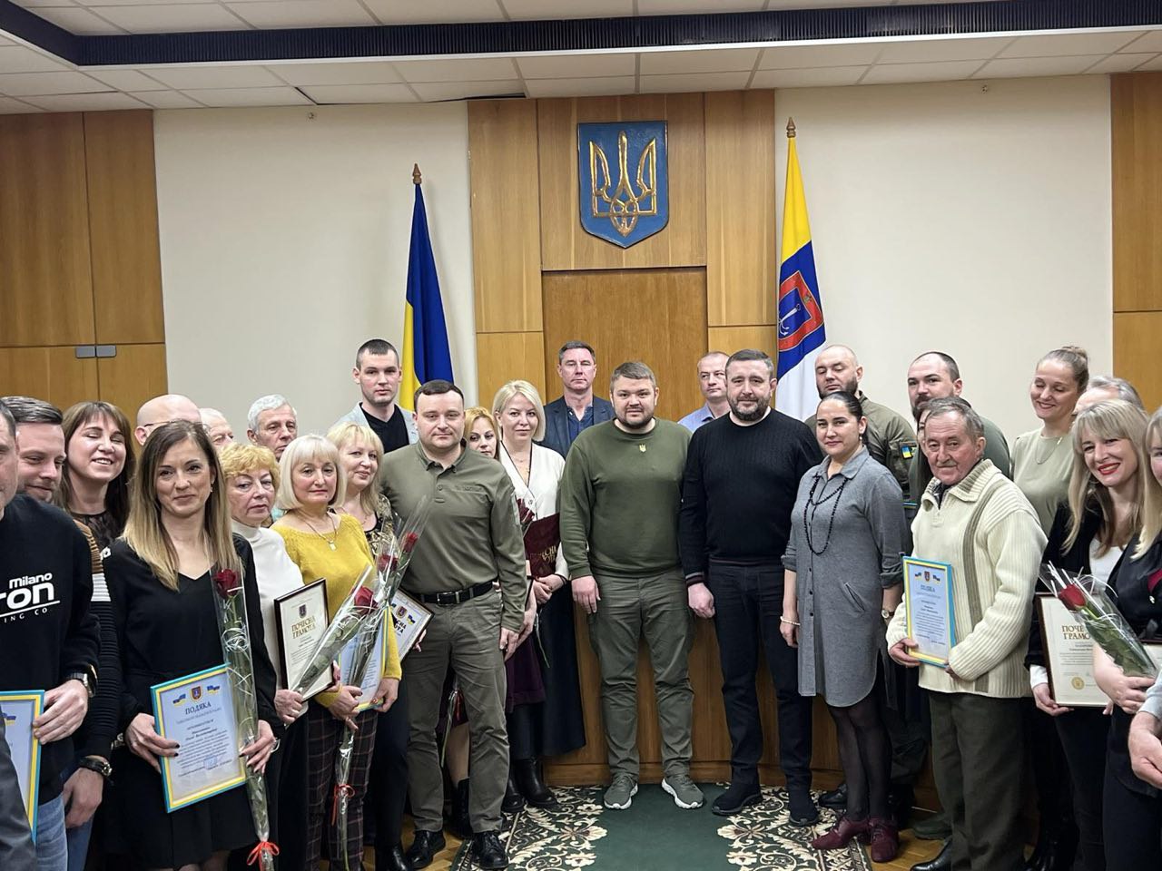 В Одессе наградили электрика, который помогал эвакуировать людей после прилета ракету в многоэтажку.