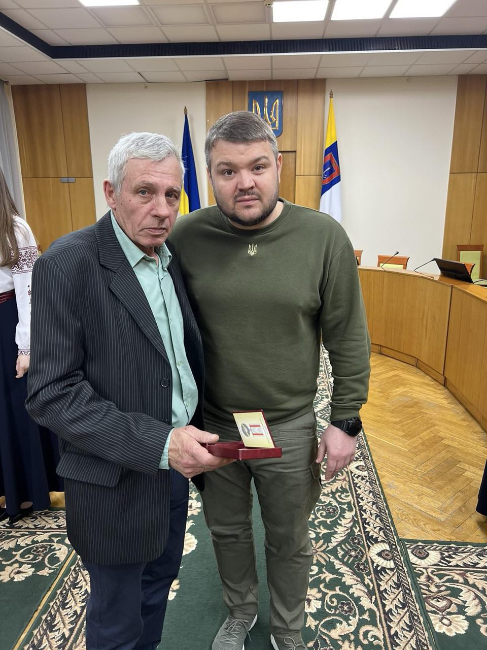 В Одессе наградили электрика, который помогал эвакуировать людей после прилета ракету в многоэтажку.