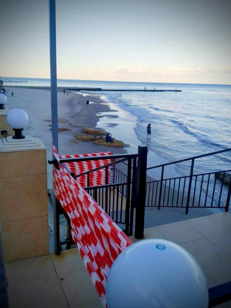 На 16-й станции Фонтана обвалилась лестница на пляж.