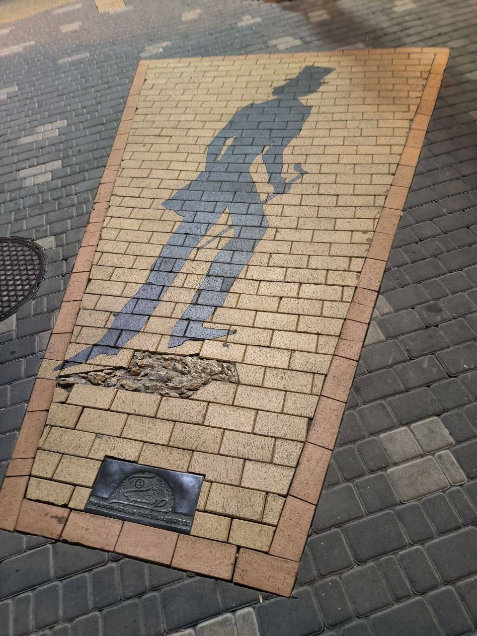 Ганул закрасил тень Пушкина на Дерибасовской в Одессе.