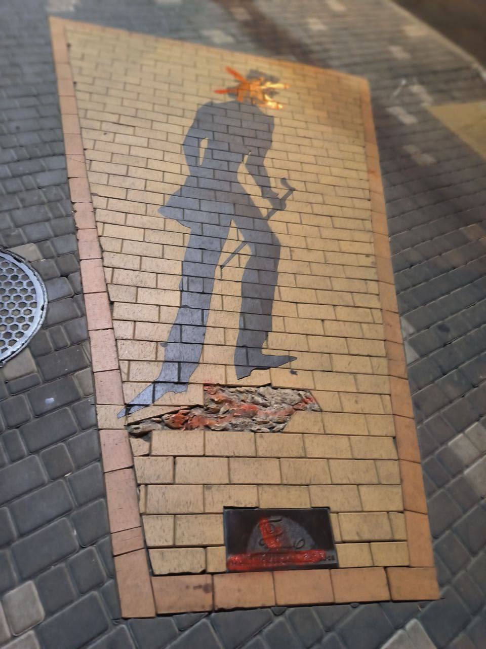 Ганул закрасил тень Пушкина на Дерибасовской в Одессе.