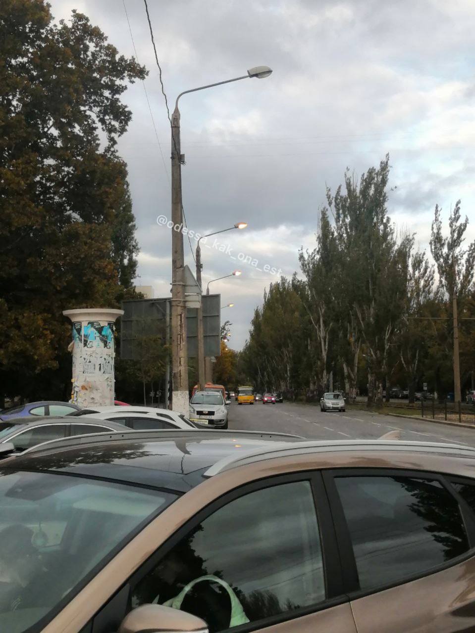 В Одессе уличное освящение горит даже днем.