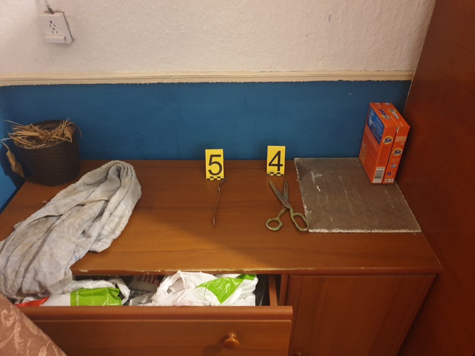 В Одесской области мужчина набросился с ножницами и вилкой на женщину с ребенком: пострадавшие в больнице.