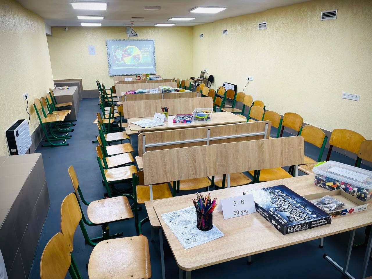 В одной из крупнейших школ Киевского района отремонтировали укрытие.