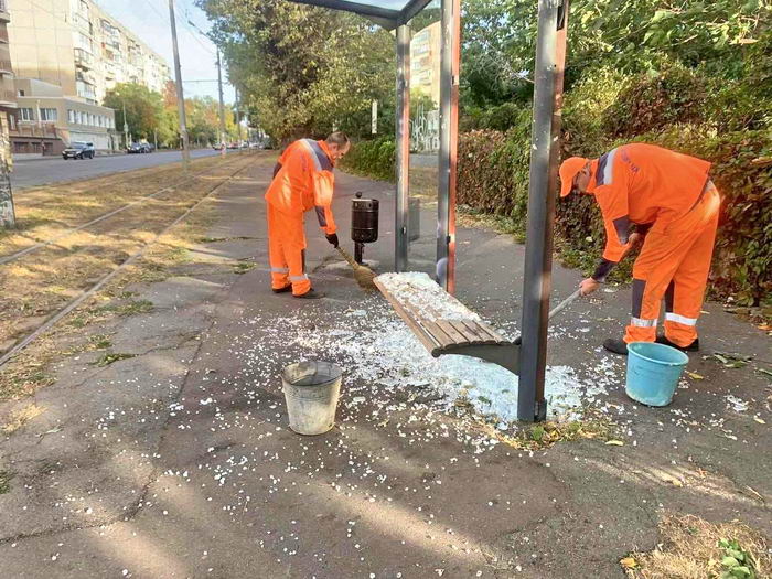 Вандали розбивають зупинки в Одесі.