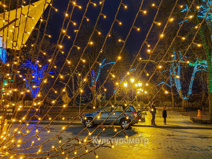 На Приморском бульваре включили новогоднюю иллюминацию.